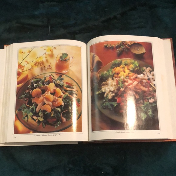 2 Cookbooks - Picture 6 of 8